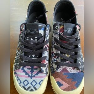 Keen sneakers in avant-garde mixed woven upper. Fun. Barely worn. Women’s 11